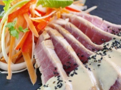 Salade de thon façon « tataki », sauce à la pâte de sésame