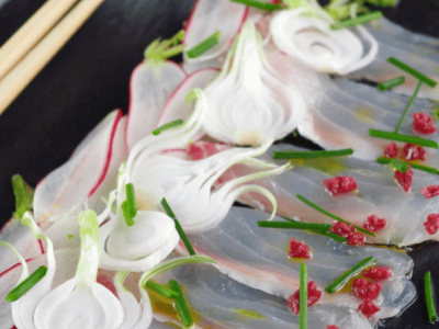 Carpaccio de dorade, umeboshi et vinaigre de fleurs de cerisier Sakura