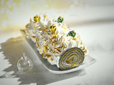 Bûche de Noël façon roulé au sésame et yuzu meringuée